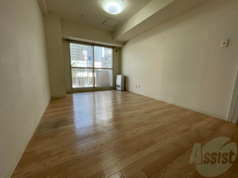 その他部屋・スペース　こちらが寝室です。窓が大きくて明るいですね。