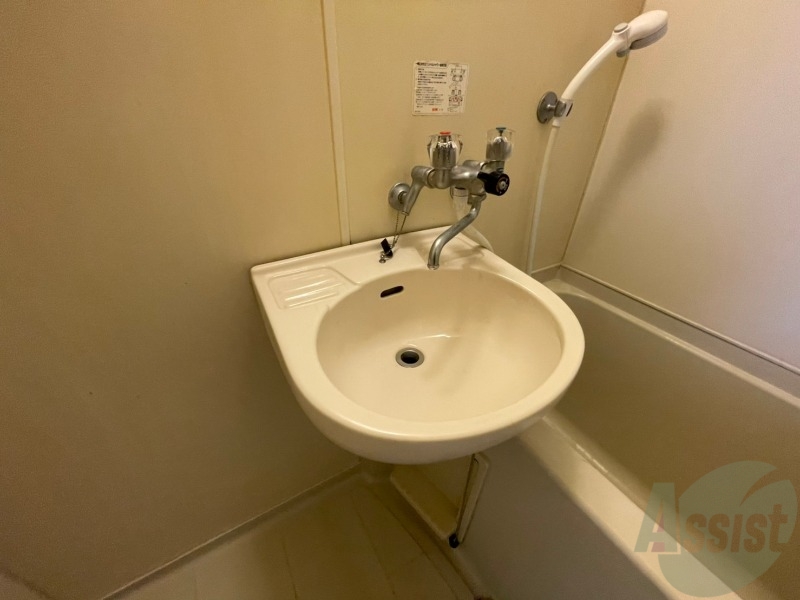 洗面設備　ユニットバス内の洗面台です。朝の身支度もスムーズです。