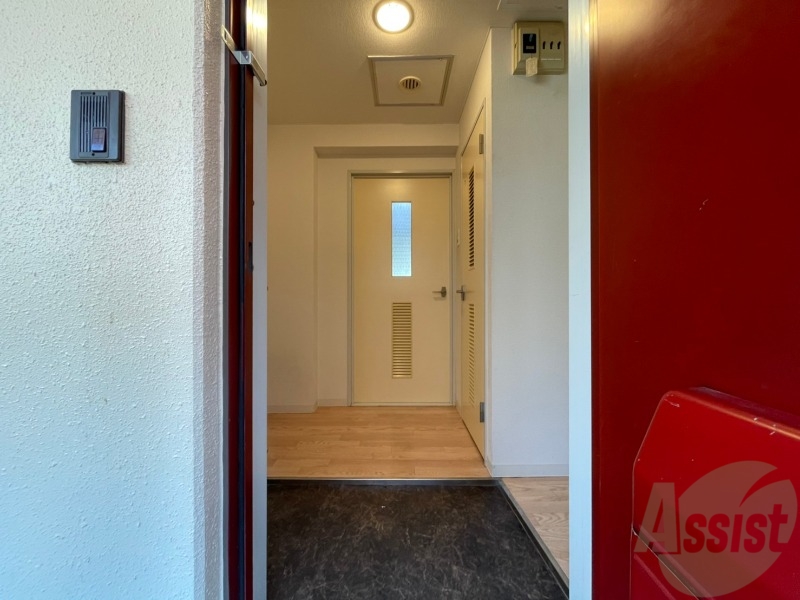 玄関　玄関です。すぐ広いリビングにつながっています。