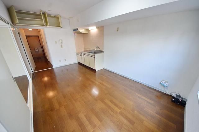 居室・リビング　★リビングにも収納スペースございます★