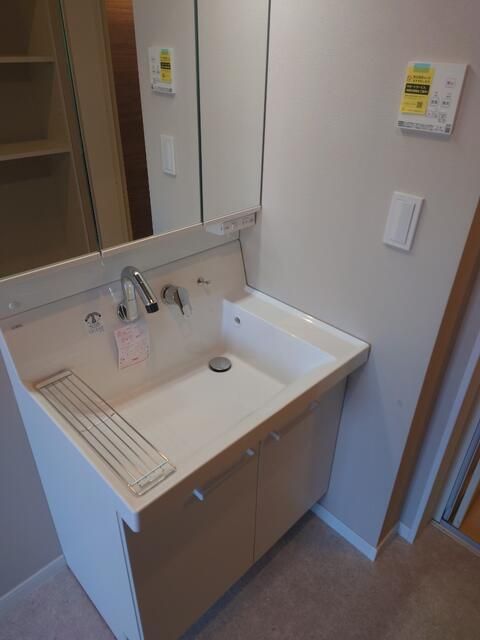 洗面設備　シャワー付洗面化粧台