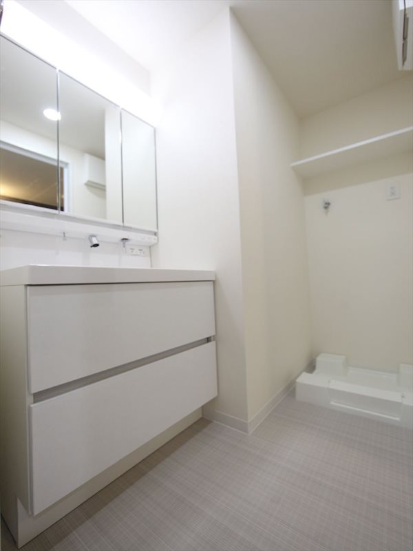 洗面設備　脱衣所　独立洗面台（シャンプードレッサー付）収納スペース有