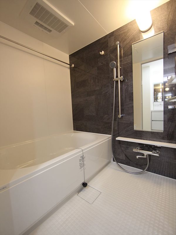 バス・シャワールーム　浴室暖房乾燥機付　追い焚き・オートバス機能付お風呂