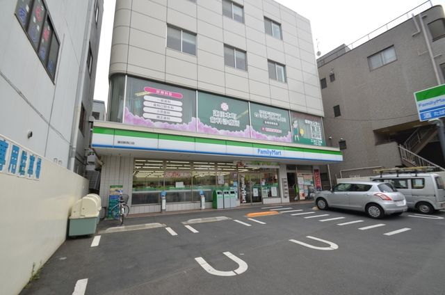 コンビニ　ファミリーマート蓮田駅西口店（コンビニ）まで726m