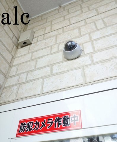 セキュリティ　オートロック上部には24時間稼働防犯カメラ
