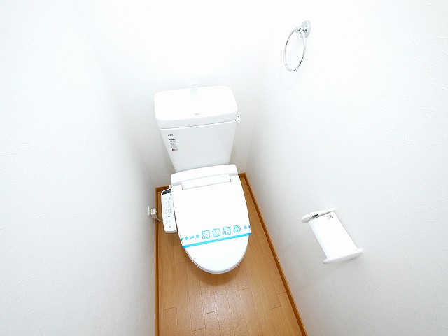 トイレ　落ち着いた色調のトイレです