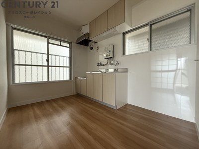 居室・リビング　床色が落ち着いた色合いで、とてもきれいです。