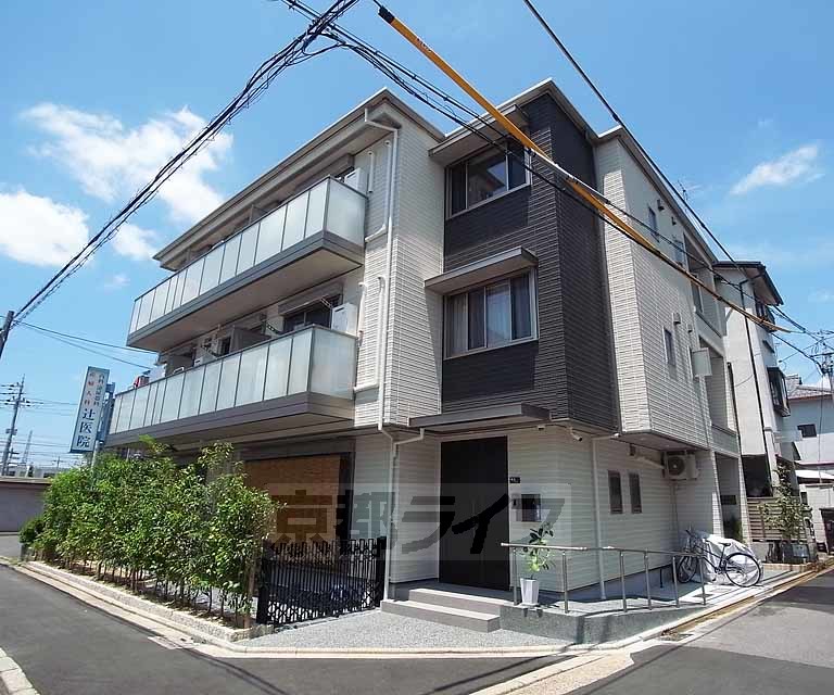 建物外観　２０１６年築。京都駅へも出やすい立地です。