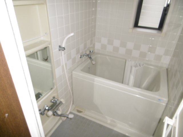 バス・シャワールーム　窓付のお風呂でゆったりおくつろぎ頂けます。