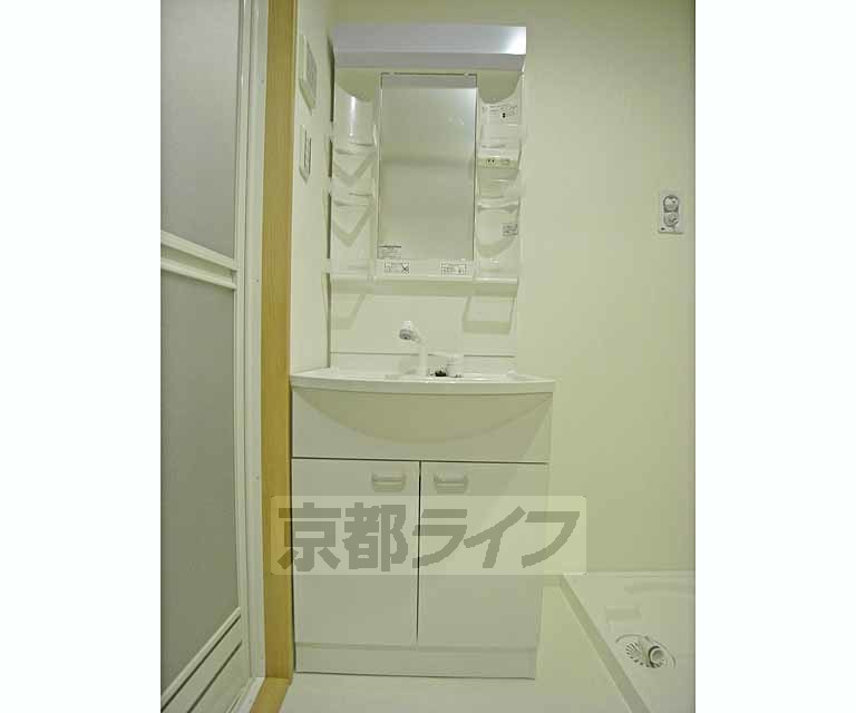 洗面設備　きれいな独立洗面台です。