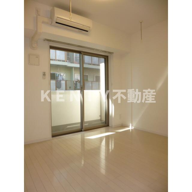 居室・リビング　こちらの居間で趣味の時間をお楽しみください