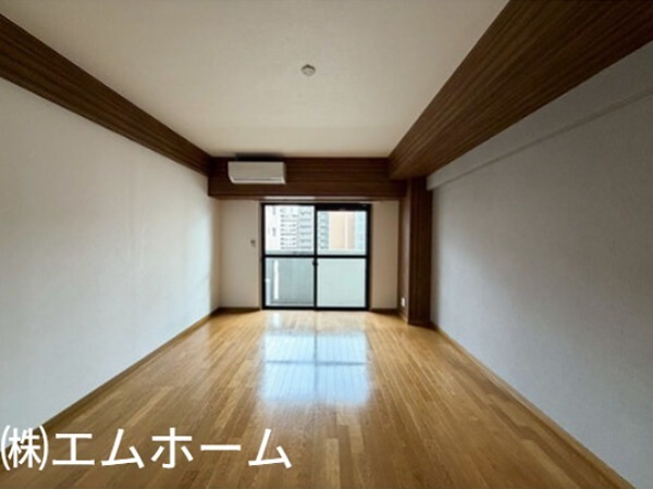 居室・リビング　洋室10.5帖　エアコン付き　南面バルコニー