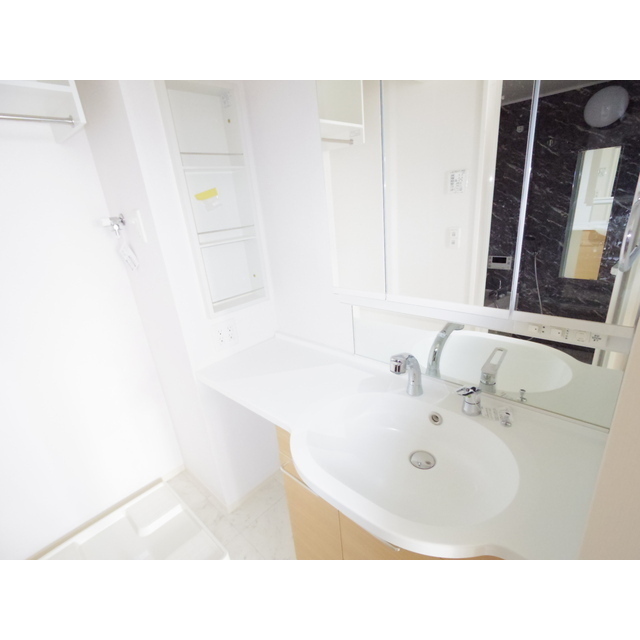 洗面設備　同型物件の写真です