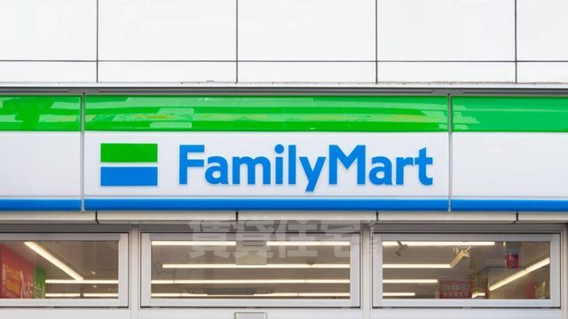 コンビニ　ファミリーマート　八幡美濃山（コンビニ）まで819m