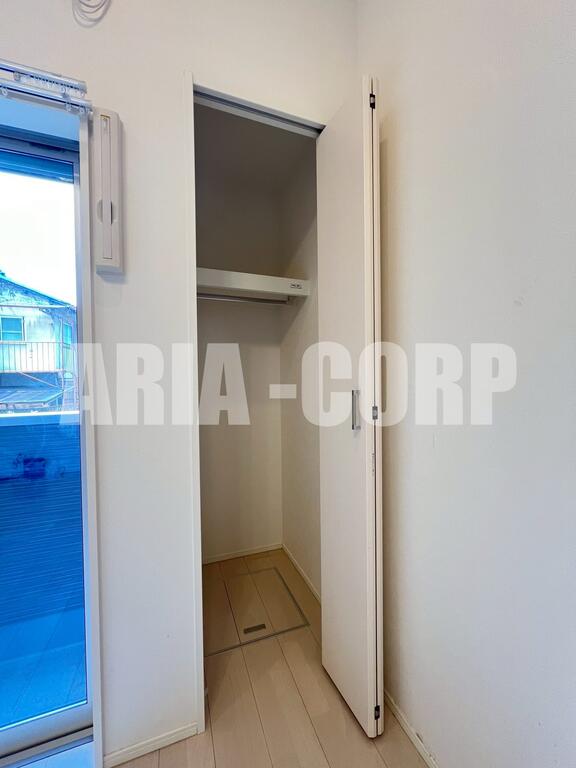 収納　クローゼット。上部には便利な棚がございます！