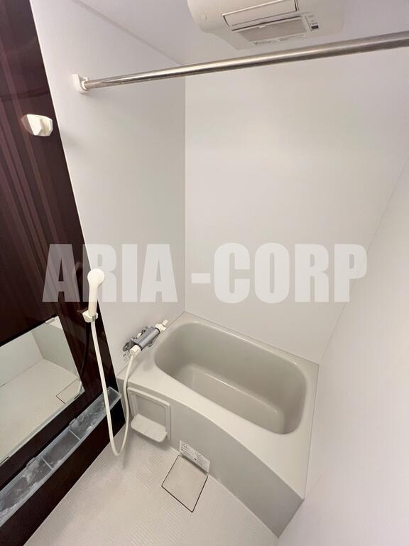 バス・シャワールーム　浴室乾燥機付き。カラーパネル採用でお洒落なバスルームです。