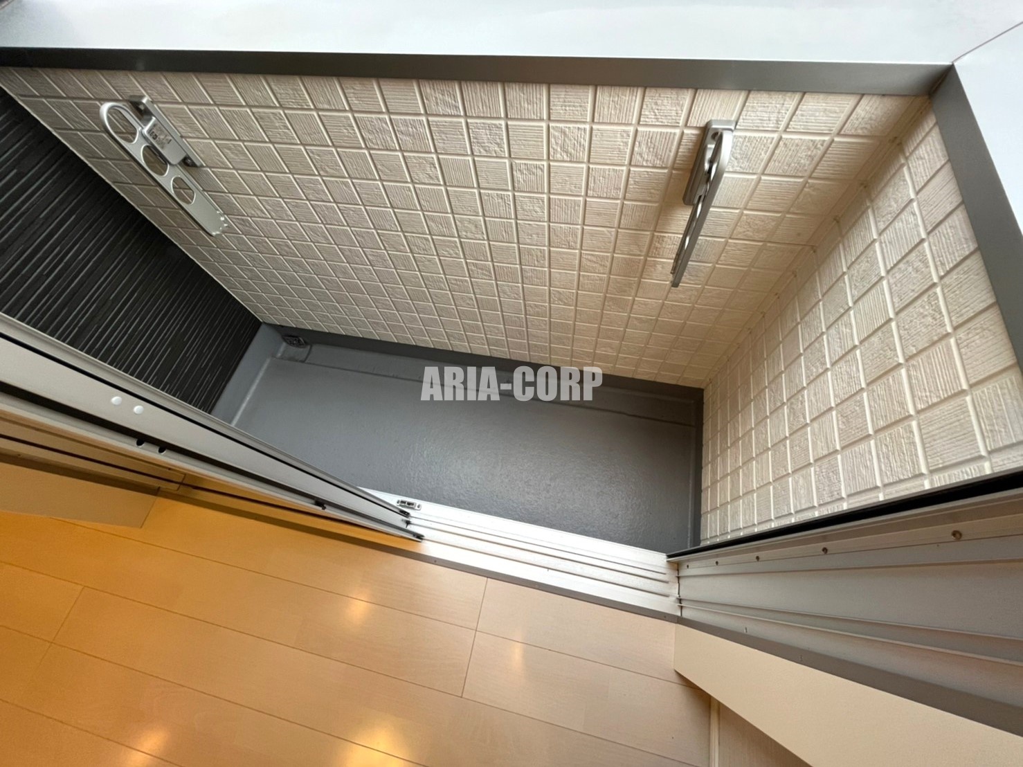 バルコニー　バルコニー、室内物干し機、バスルームの3か所で洗濯干しが可能