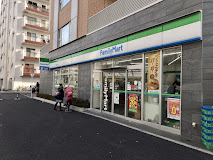コンビニ　ファミリーマート 目黒三丁目店（コンビニ）まで559m