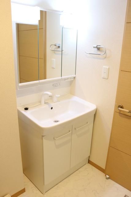 洗面設備　綺麗な洗面台です