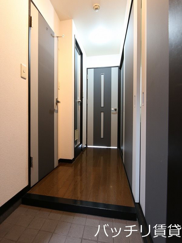 玄関　別号室タイプの為、現状を優先致します。