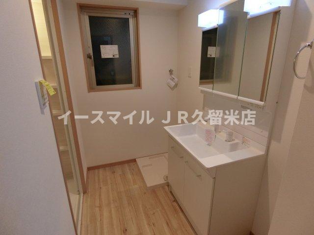 洗面設備　独立洗面台、小物を置くことができて便利です