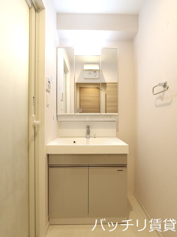 洗面設備　別号室タイプの為、現状を優先いたします。