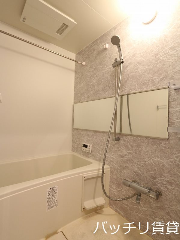 バス・シャワールーム　別号室タイプの為、現状を優先いたします。