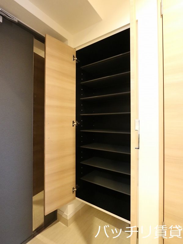 玄関　別号室タイプの為、現状を優先いたします。