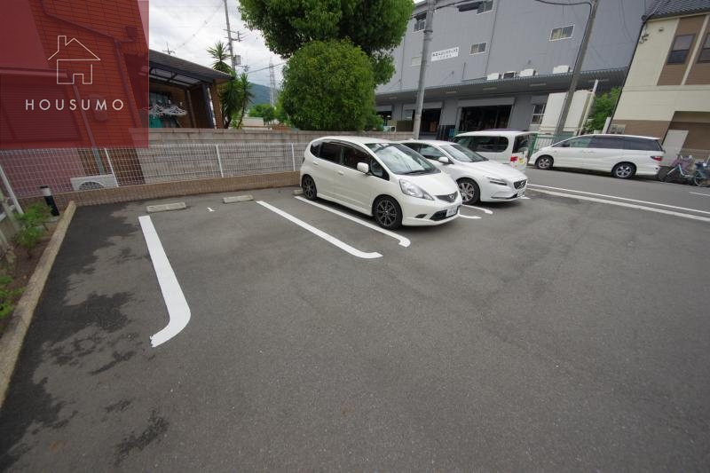 駐車場　駐車場があるので、車を買う予定の方も安心です