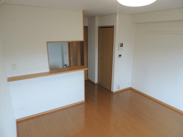 居室・リビング　同物件別室