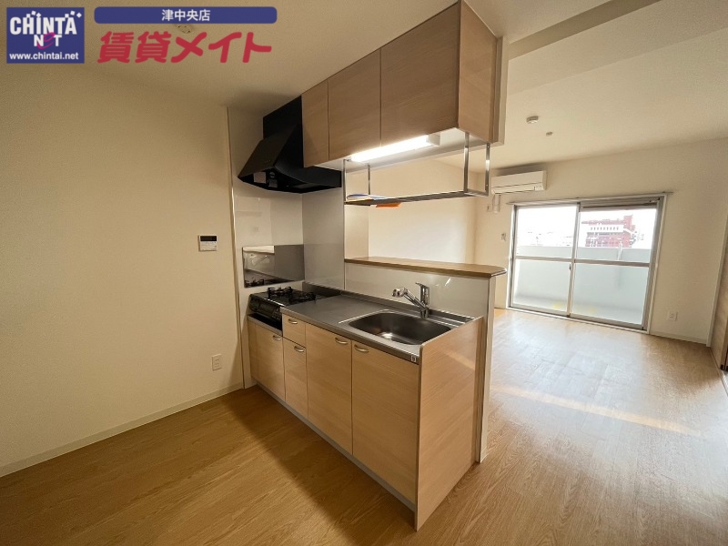 キッチン　別部屋反転参考写真です。