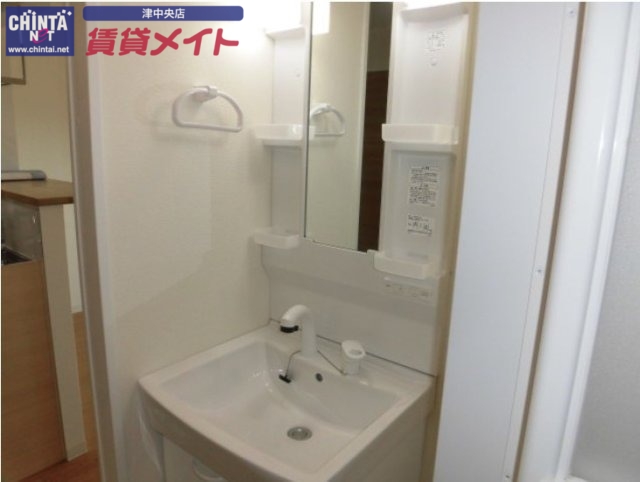 洗面設備　別部屋反転参考写真です。