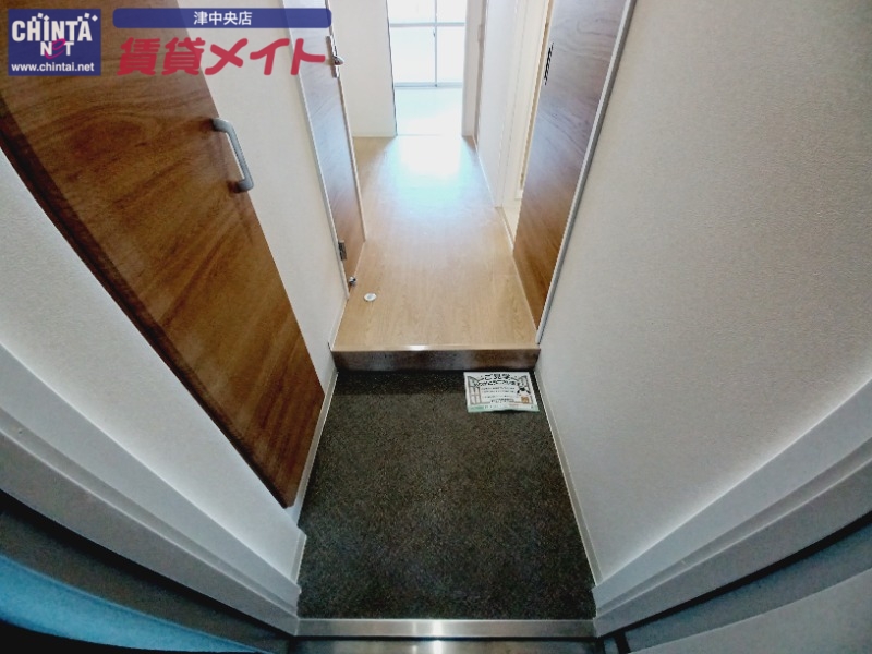 玄関　別部屋反転参考写真です。