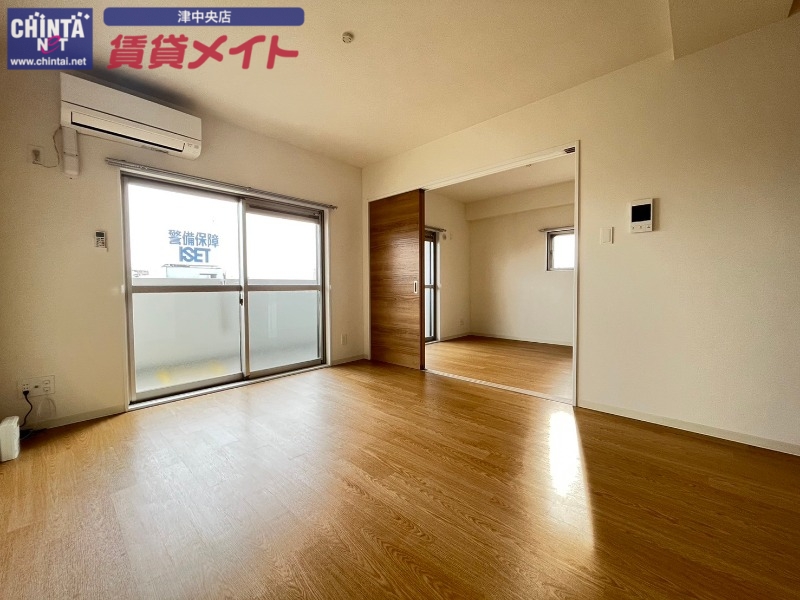 居室・リビング　別部屋反転参考写真です。