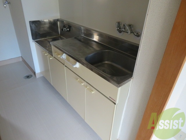 キッチン　キッチンは作業台もあり広めなので使いやすそうですね。