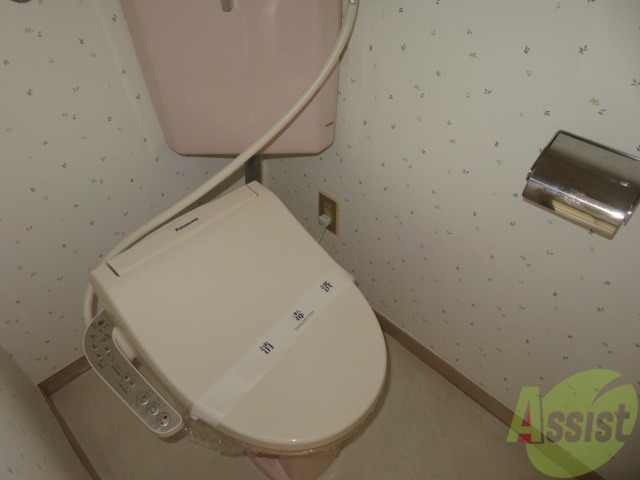 トイレ　トイレはウォシュレット機能付きです。安心して使用できますね。