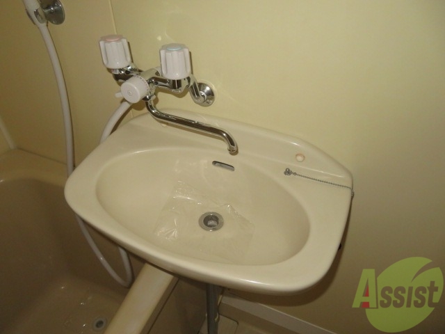 洗面設備　洗面台は浴室にあります。掃除がしやすそうですね。