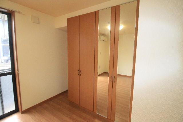 収納　鏡付き収納