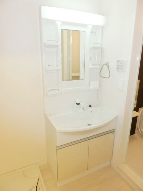 洗面設備　忙しい朝に便利な洗面台。