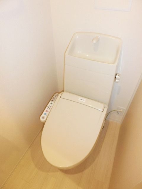 トイレ　洗浄機能付き。