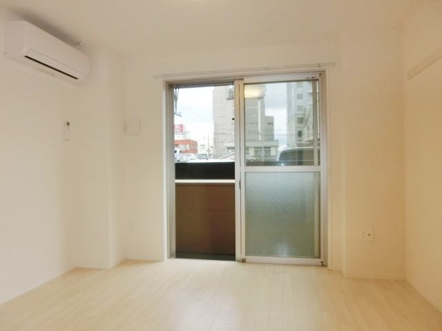 居室・リビング　エアコン付きのお部屋です。