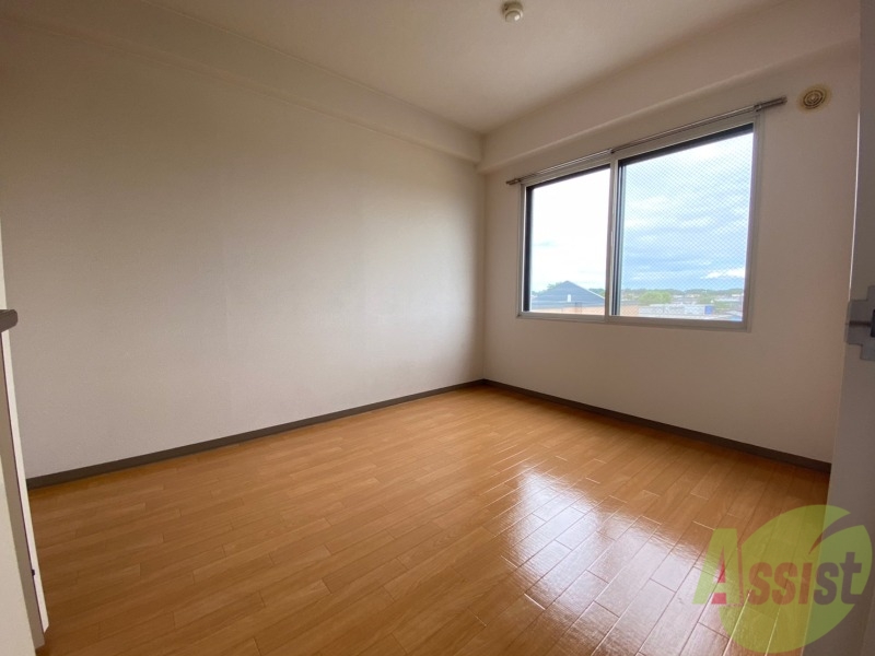 その他部屋・スペース　５．３帖の洋室です。広々として、きれいですね。