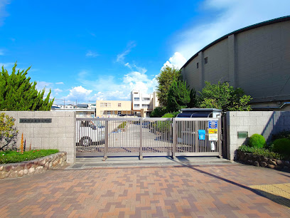 小学校　茨木市立春日小学校（小学校）まで236m