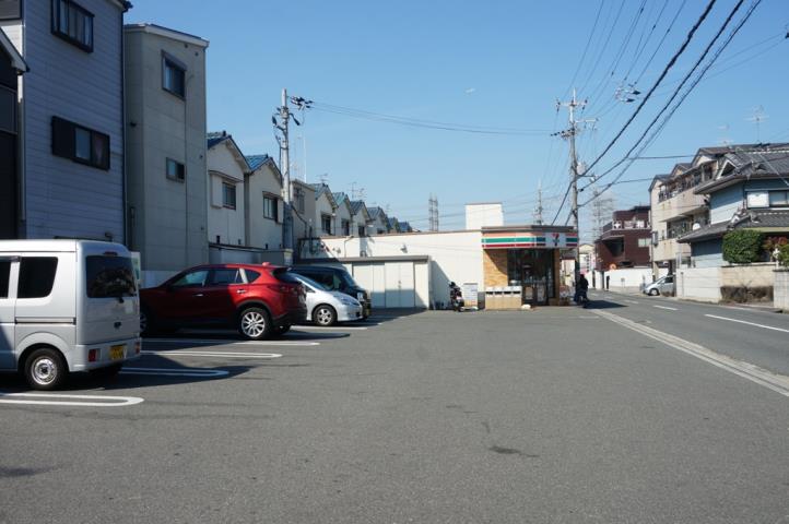 コンビニ　セブンイレブン（コンビニ）まで906m