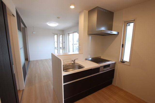 キッチン　★コンロ：２口ＩＨ・１口ラジエントヒーター