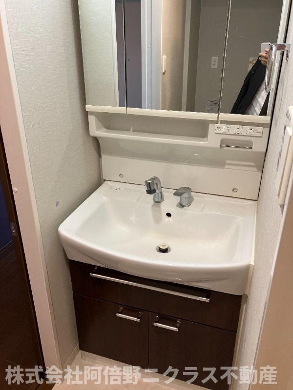 洗面設備　内装は別部屋の参考写真です。