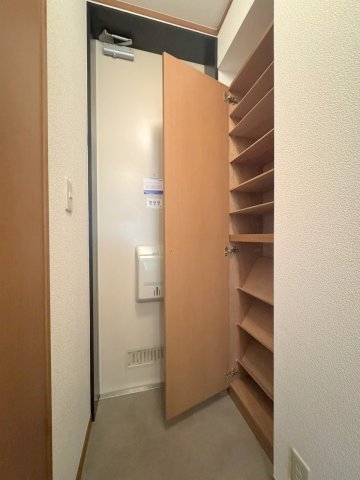 玄関　★※別号室の写真になります　シューズＢＯＸ★