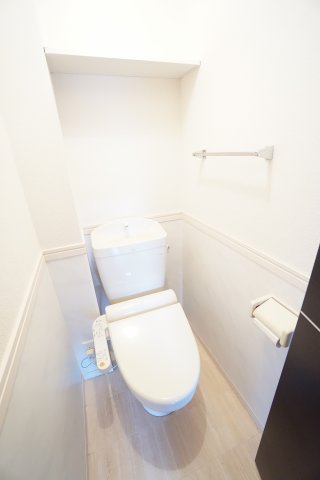 トイレ　同物件・同タイプ・間取り反転・写真は3Fのお部屋です