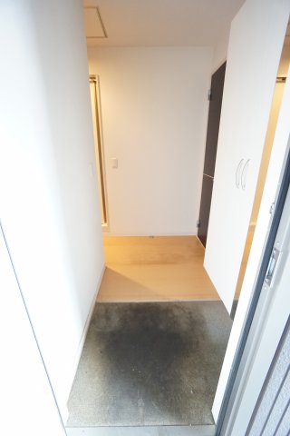 玄関　同物件・同タイプ・間取り反転・写真は3Fのお部屋です