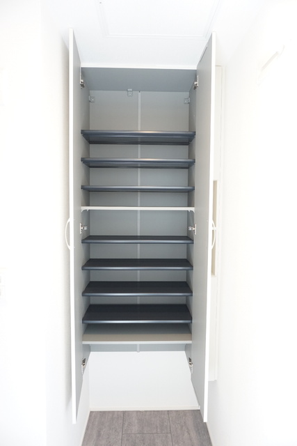 玄関　玄関には鏡付きのシューズＢＯＸあり★